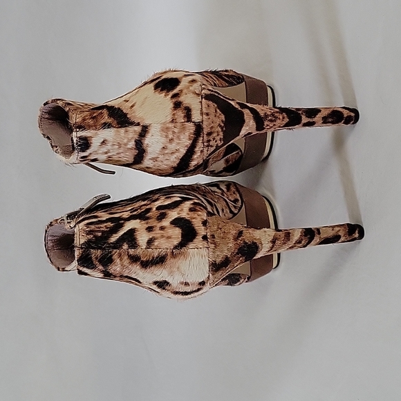 NEW Vince Camuto Dira Leopard Animal Print Calf Hai Platform Booties Size 7.5 - Picture 6 of 15